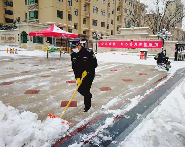 大雪过后浩盾队员及时扫清积雪